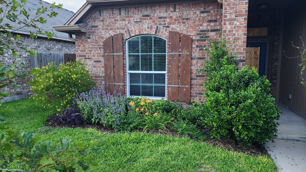 Front flowers - 7218 Lands End Dr