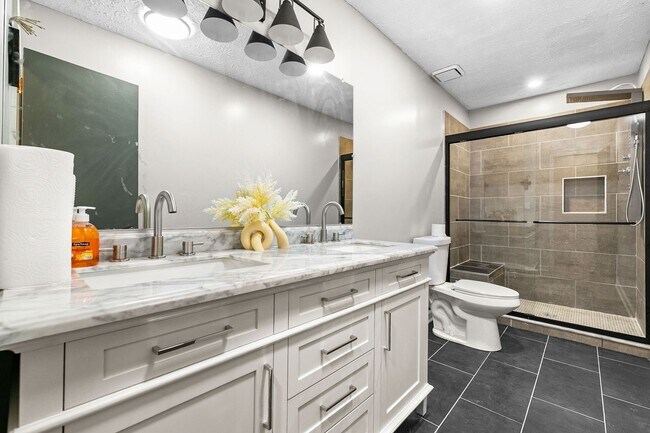 Building Photo - Fully Renovated Three Bedroom in the heart of Stockbridge!