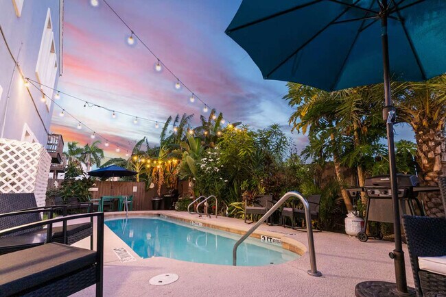 Building Photo - 117 E Campeche St