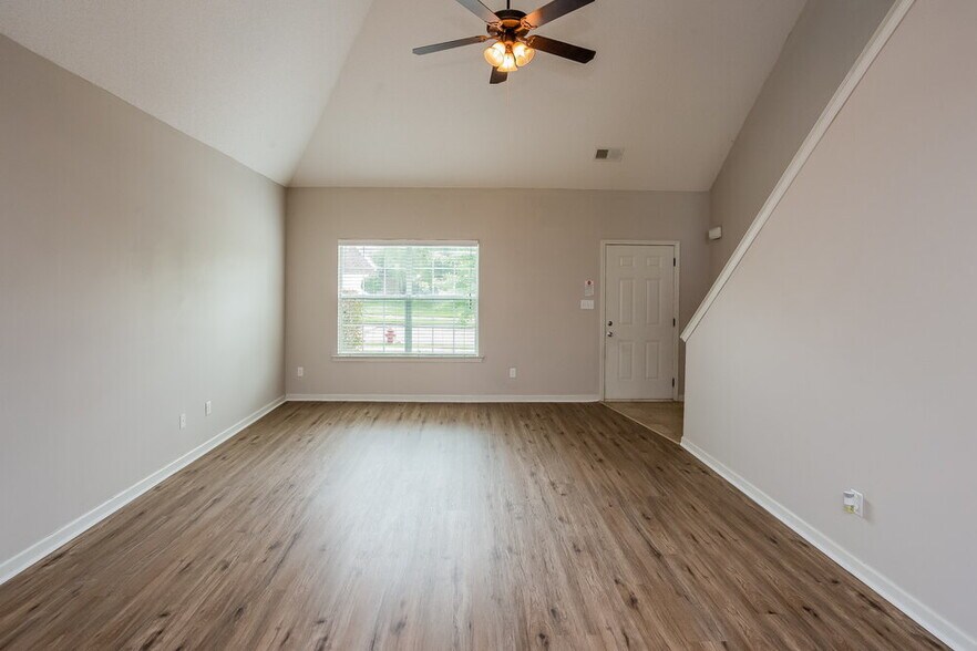 Building Photo - 7911 Ridgedale Dr