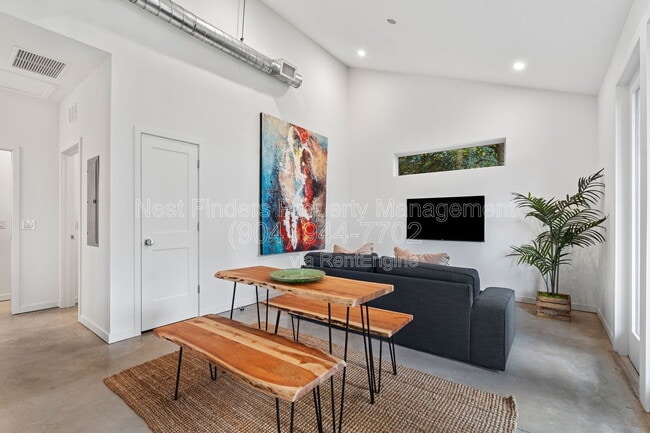 Building Photo - 581 Hazel St