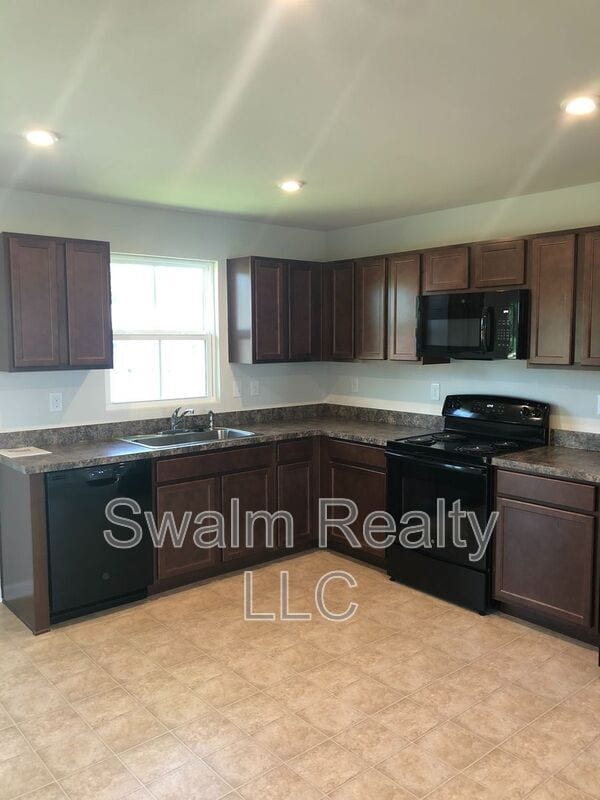 Building Photo - 445 Sitka Spruce Ln