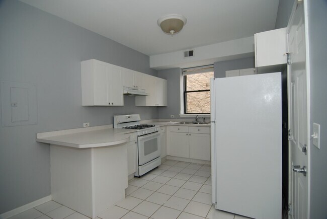 Building Photo - 7732 N Paulina St