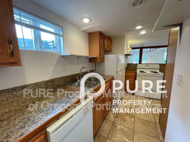 Building Photo - 4004 NE Mallory Ave