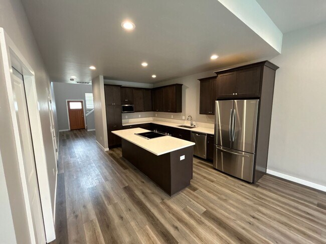 Building Photo - 2 Primary Bedroom Suites / 2.5 Bathroom Townhouse in Redmond OR