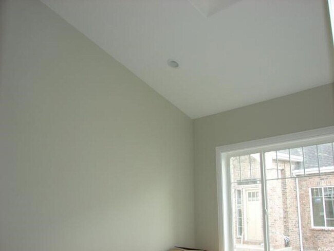 Building Photo - Upmarket Townhouse in Sought After Holladay City