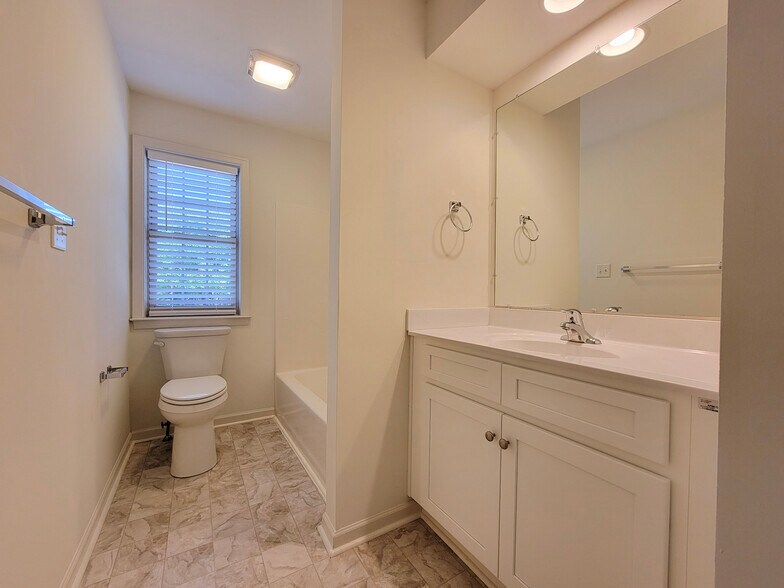 Building Photo - 5206 Brook Dr
