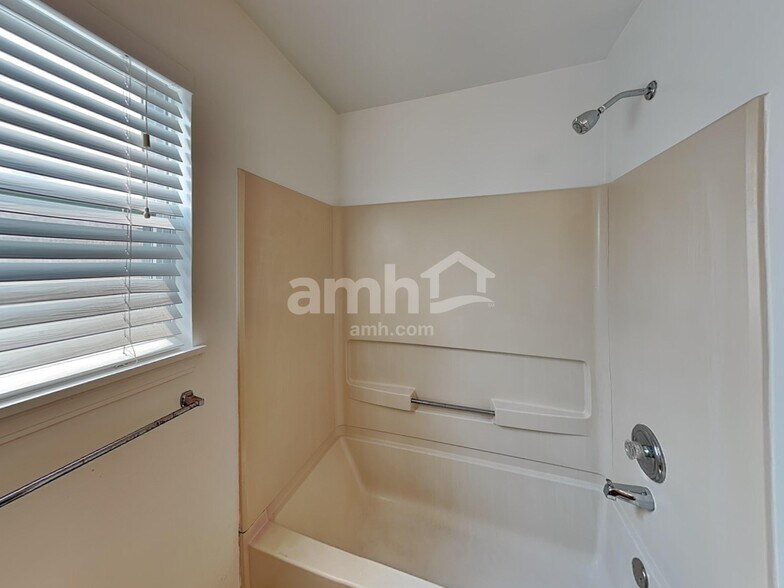 Building Photo - 3826 Hennepin Ct