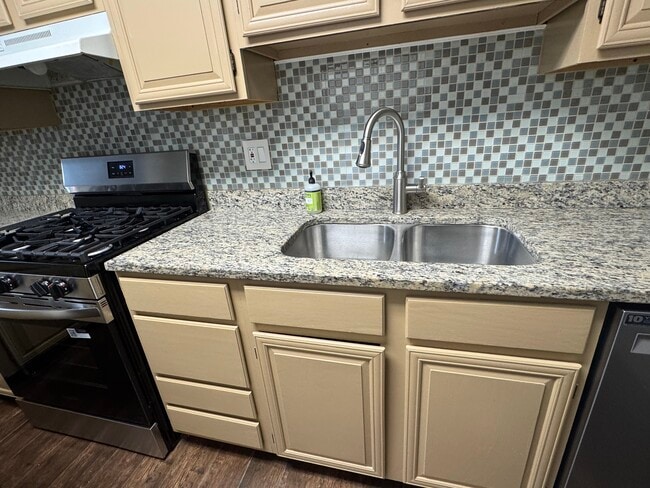 Building Photo - 10129 Oakton Terrace Rd