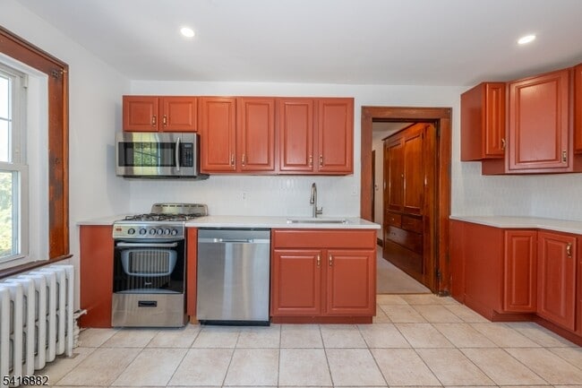 Building Photo - 176 Grove Ave