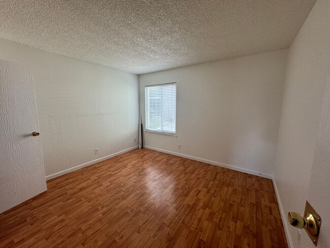 Building Photo - One Bedroom One Bath -Lesley Reilly Property