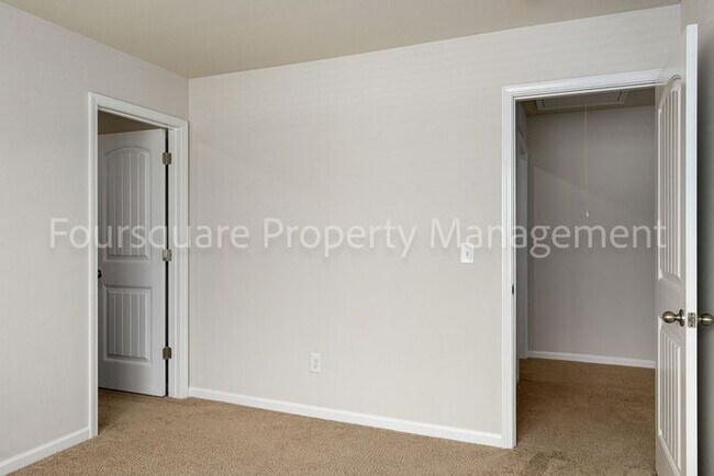Building Photo - Spacious 3-Bed Home with Loft, Modern Kitc...