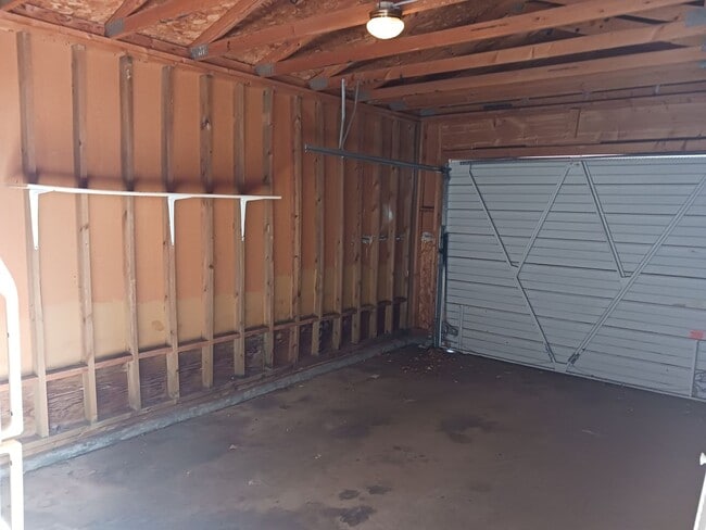 Building Photo - AFFORDABLE & CUTE!