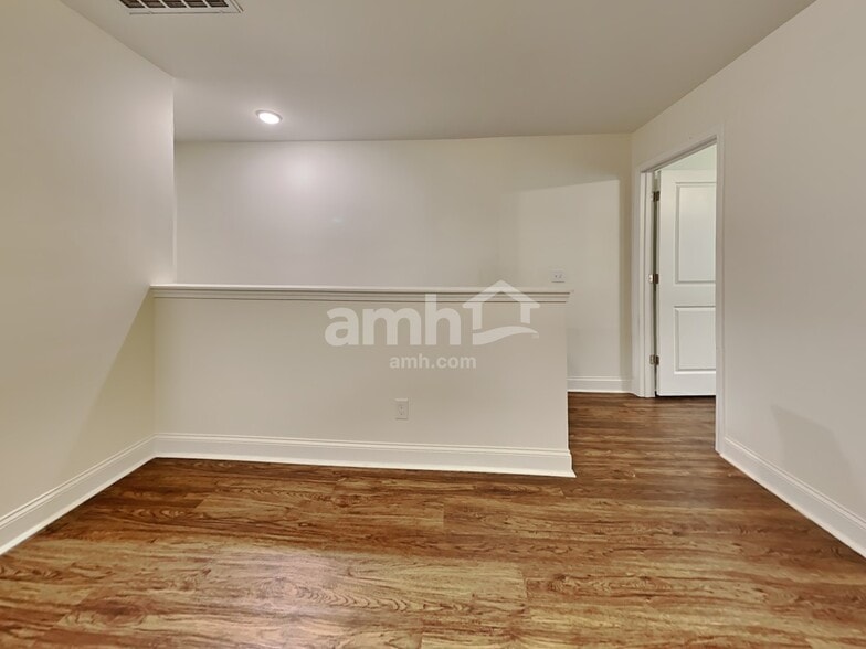 Building Photo - 223 Swan Dr