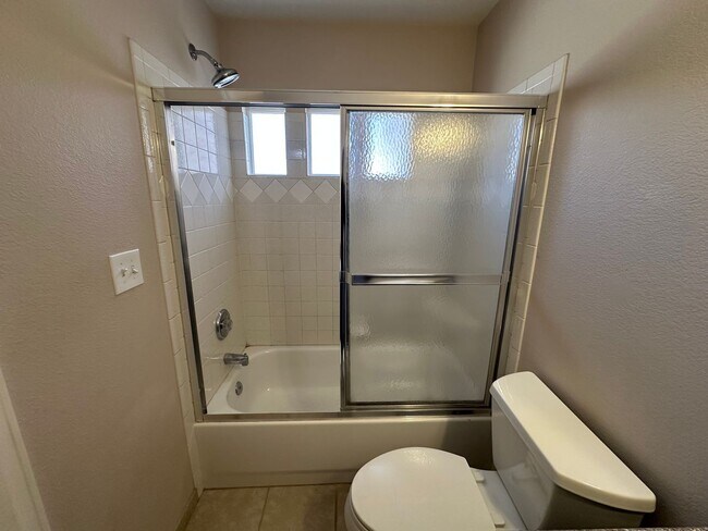Building Photo - 2 Bed, 2 Bath in Courtyard Estates!