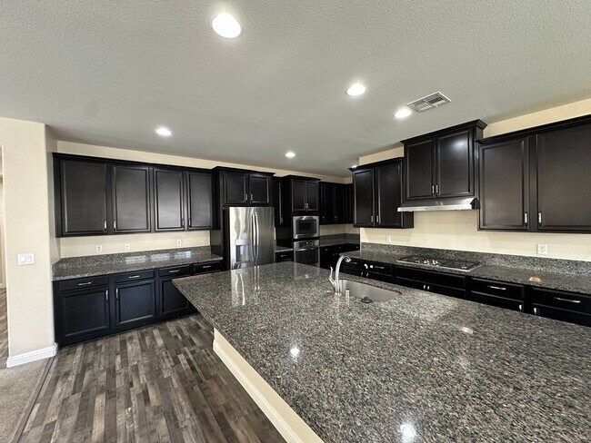 Building Photo - Spacious House