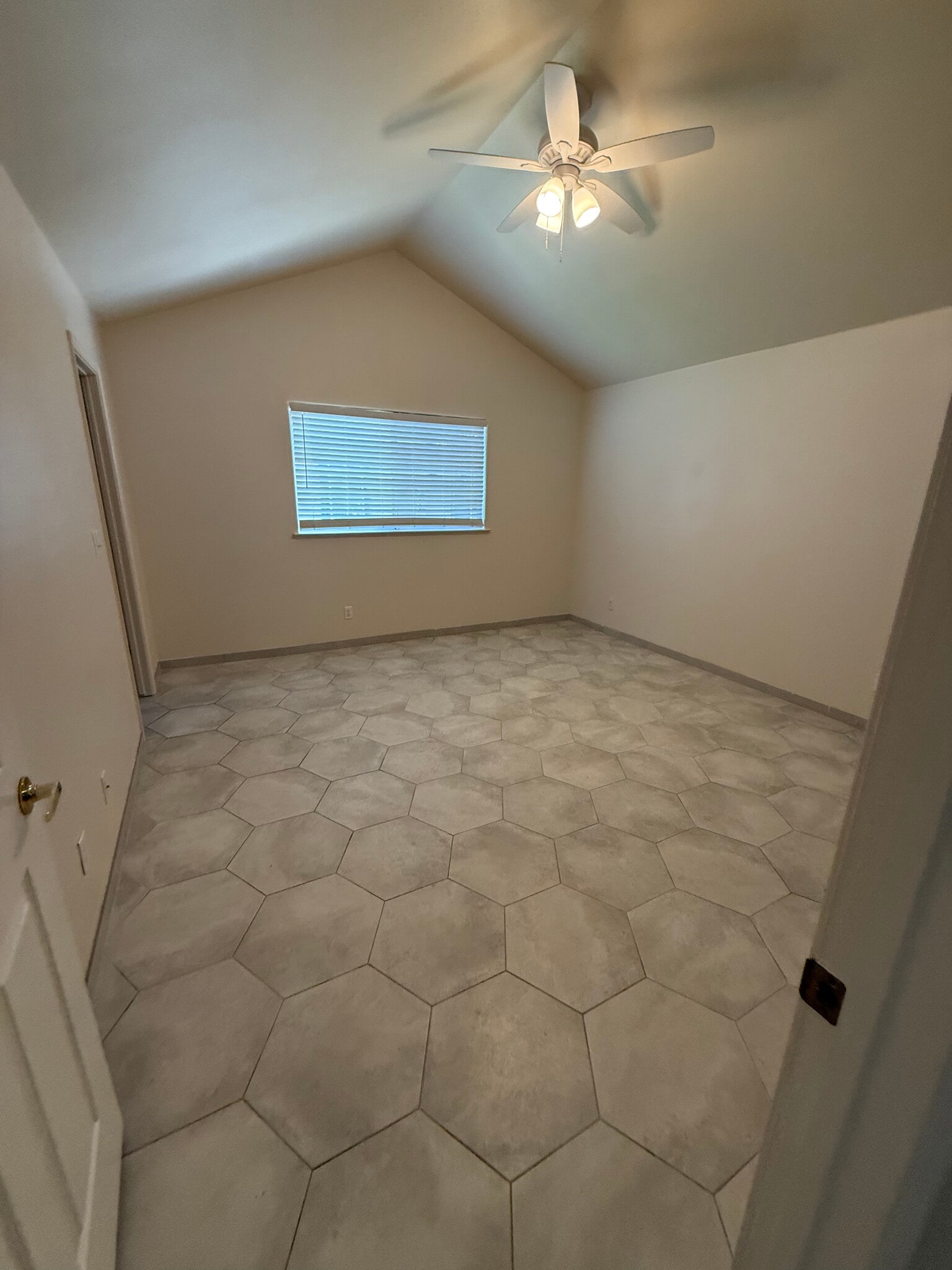 Building Photo - 1542 E Alluvial Ave