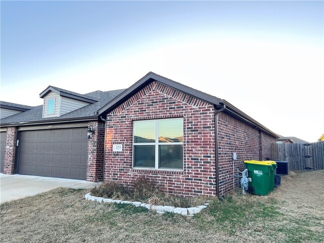 Building Photo - 431 Red Robin St