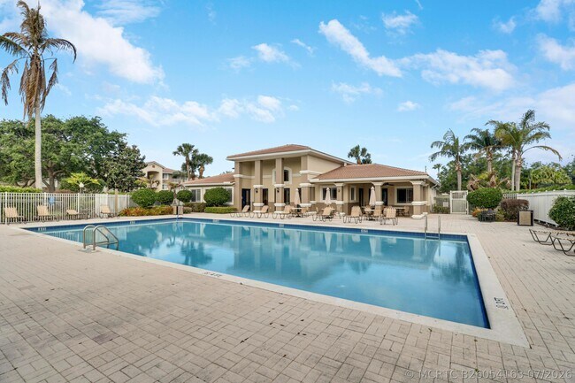 Building Photo - 121 SW Palm Dr