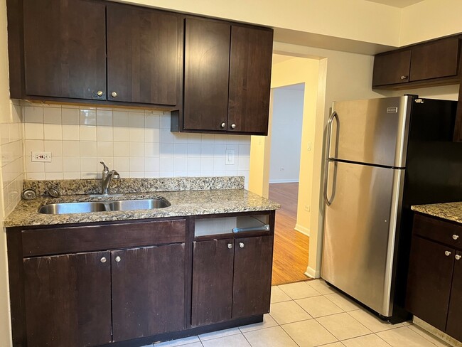 Building Photo - 7542 N Oakley Ave