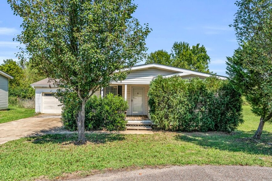 Primary Photo - 79 Crest Oak Dr