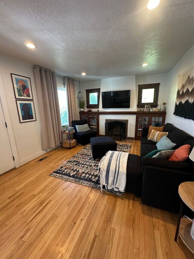 Building Photo - GORGEOUS Salt Lake Home!!!