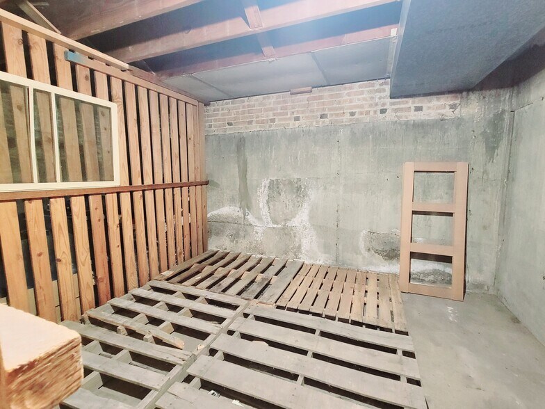 10x10 Storage - 8029 Lake St