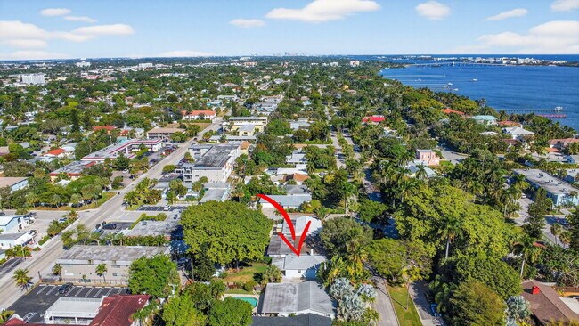 Building Photo - 1511 S Palmway