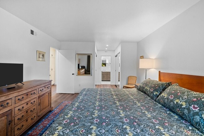Building Photo - 6 Month Furnished Home at Collwood Manor