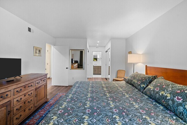 Building Photo - 7.5 Month Furnished Condo at Collwood Manor