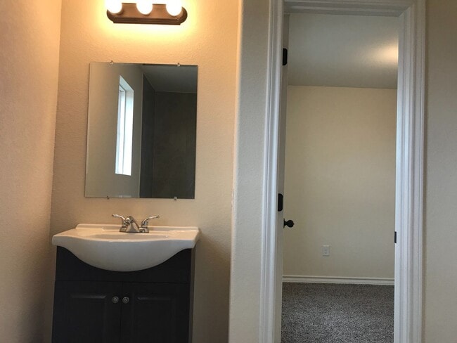 Building Photo - Town home for rent