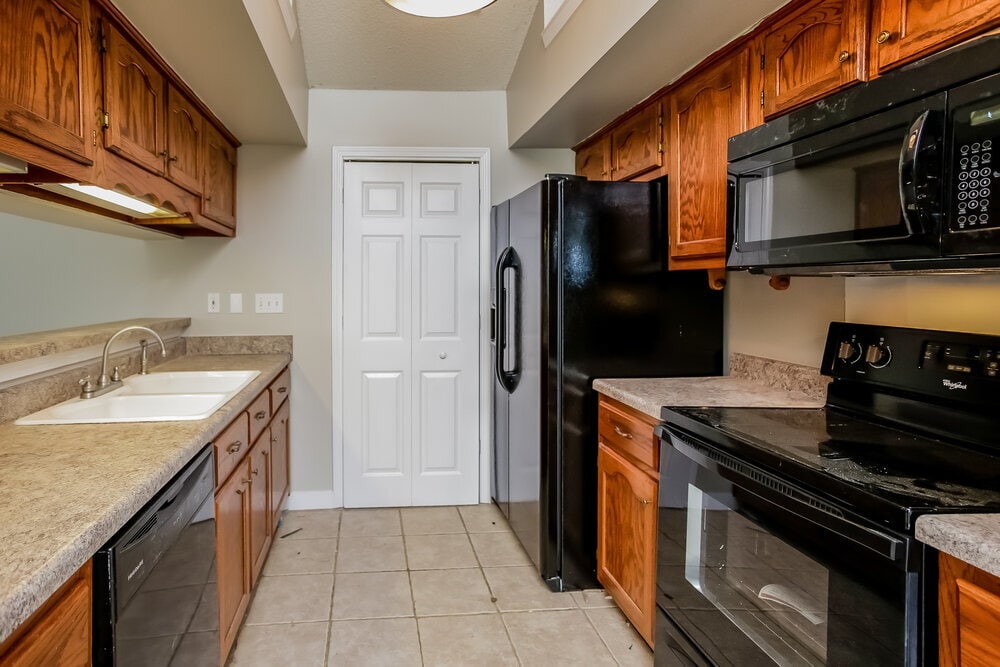 Building Photo - 10125 Oak Run Dr S