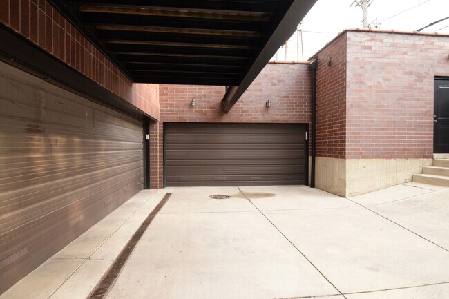 Building Photo - 2848 N Sheffield Ave