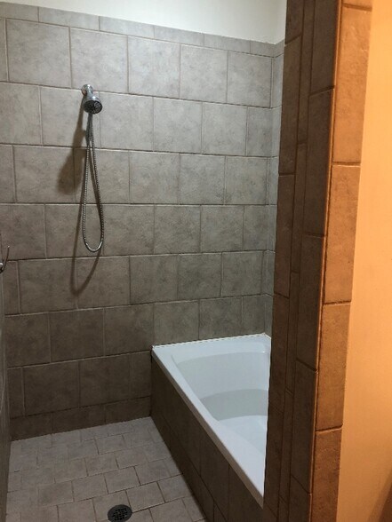 Building Photo - 400 Mills Ave