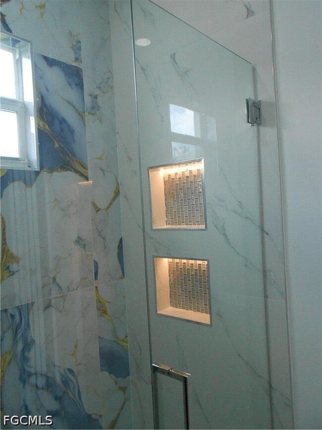 Building Photo - 320 Poplar St