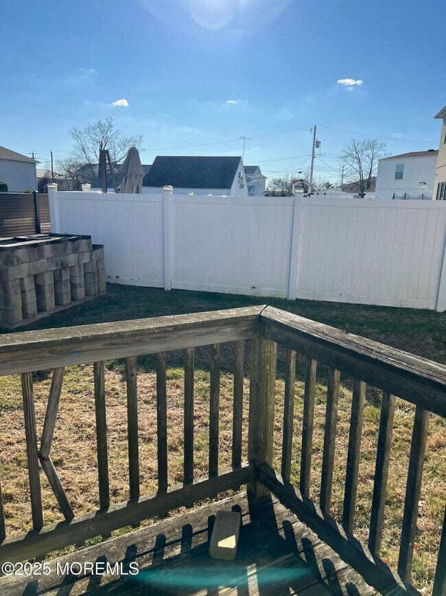 Building Photo - 987 Woodgate Ave