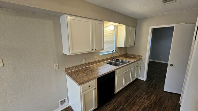 Building Photo - 1404 Cactus St