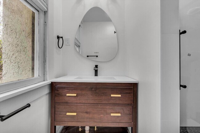 Building Photo - 2031 Central Ave