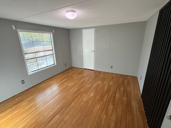 Building Photo - 4044 Friendship Rd