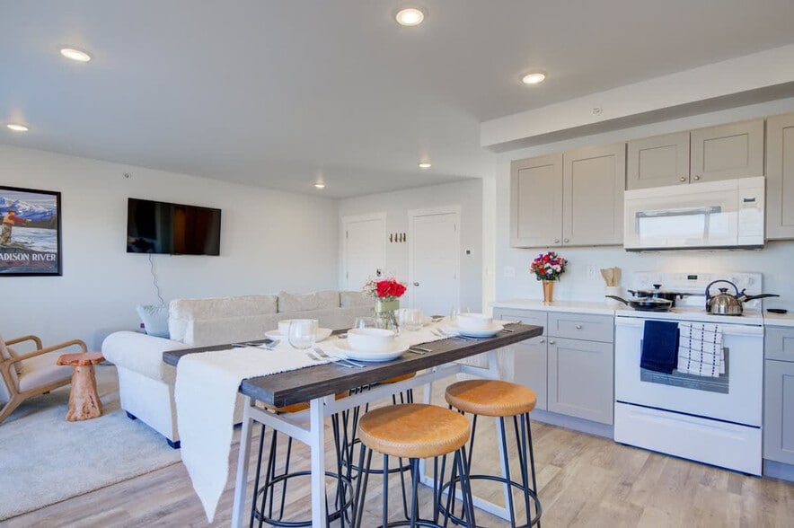 Building Photo - 5242 Fallon St