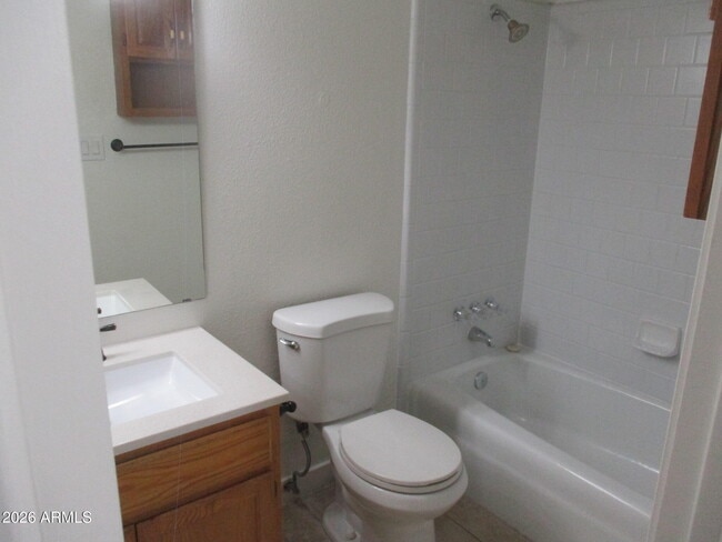 Building Photo - 820 W Knox Rd