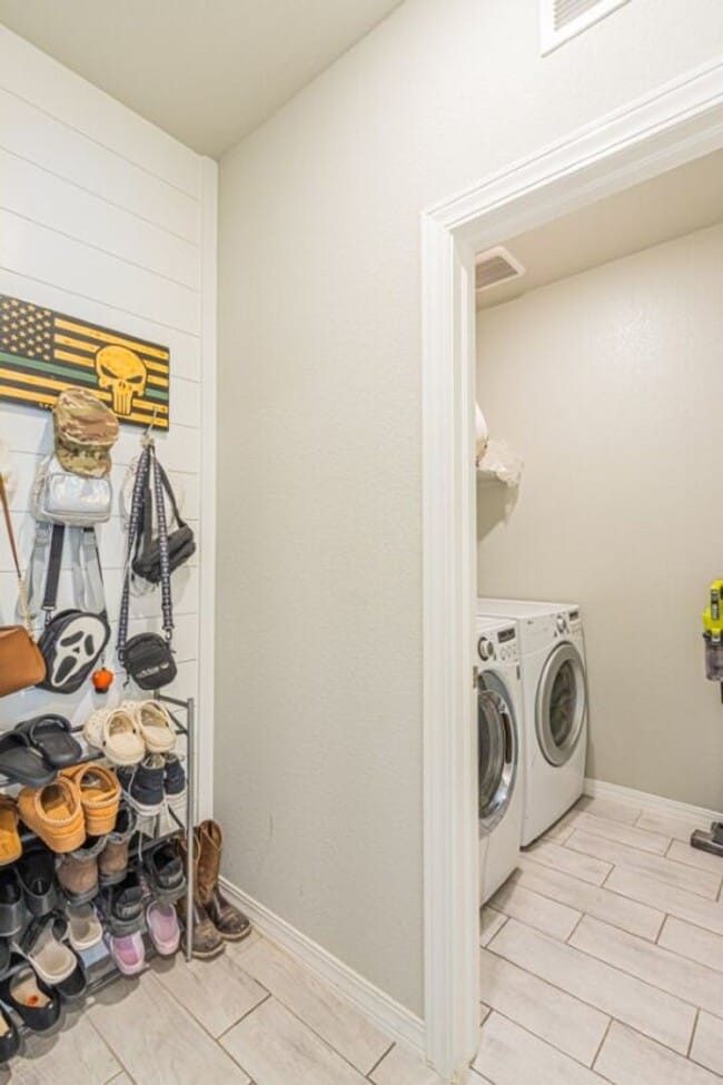 Building Photo - Beautiful home offers access to resort-style amenities