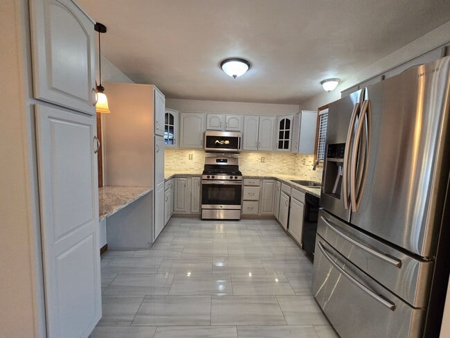 Building Photo - Beautiful Split Entry - 3 Bedroom 2.5 Bathroom in Rustic Ridge Estates