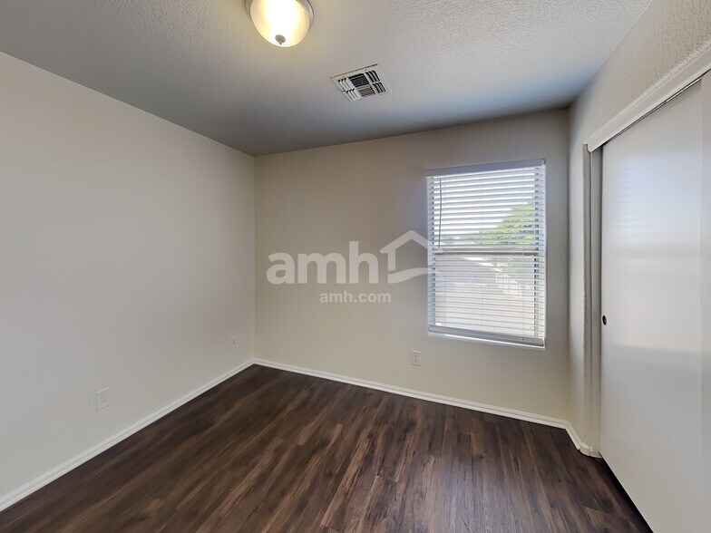 Building Photo - 16007 W Moreland St