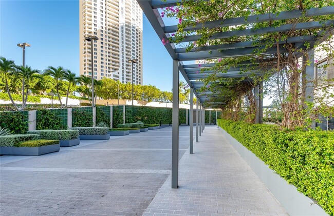 Building Photo - 540 Brickell Key Dr