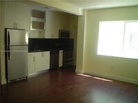 Building Photo - 2880 Pine Tree Dr