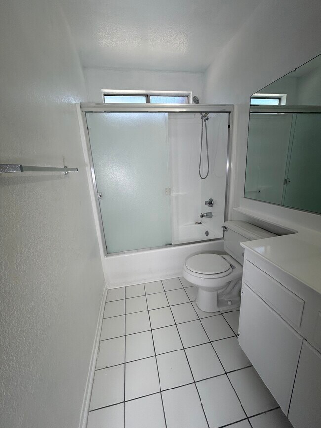 Master Bath - 45408 17th St E