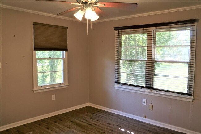 Building Photo - 212 W 20th Ave