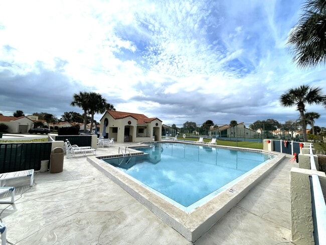 Building Photo - 718 Pine Island Dr