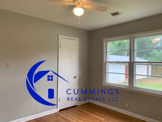 Building Photo - Nice Three Bedroom With Tons of Storage